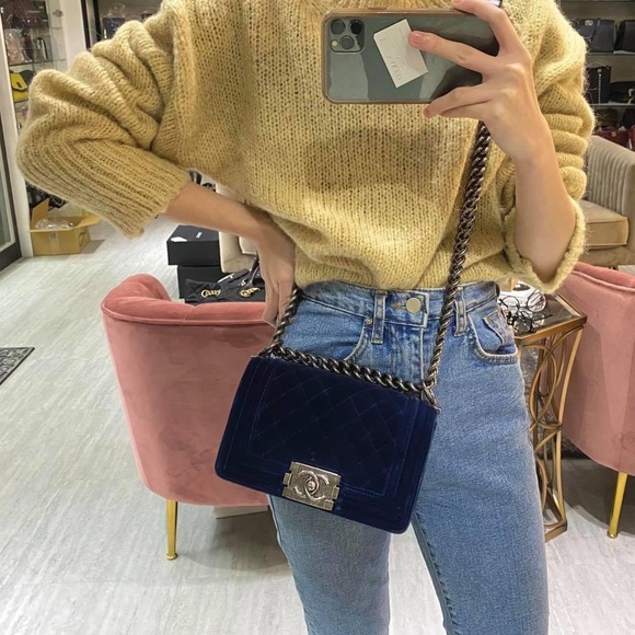 ⭐️SOLD⭐️Chanel Boy Flap Bag Quilted Velvet Small - Picture 12 of 15